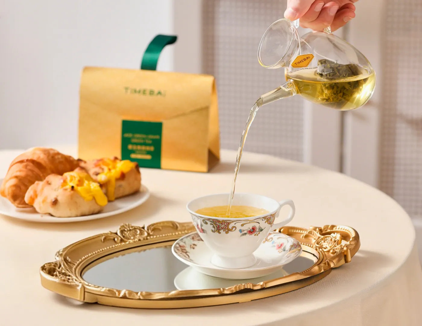 Brewing Shine Muscat fruit flavored tea for a refreshing tea experience.