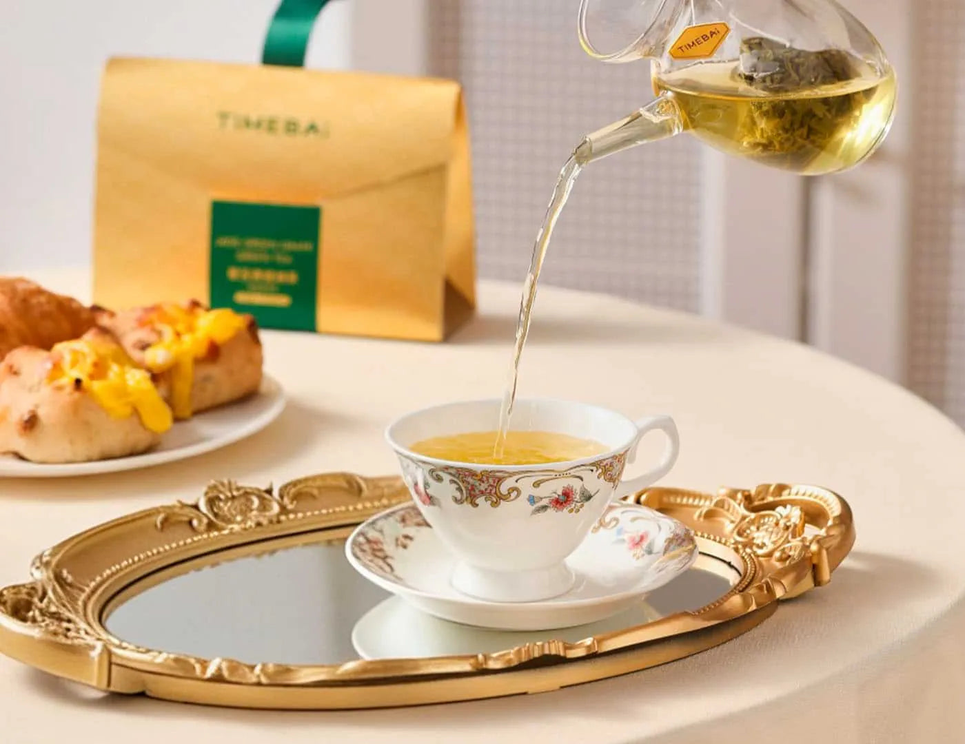 Brewing Shine Muscat fruit flavored tea for a refreshing green tea experience.