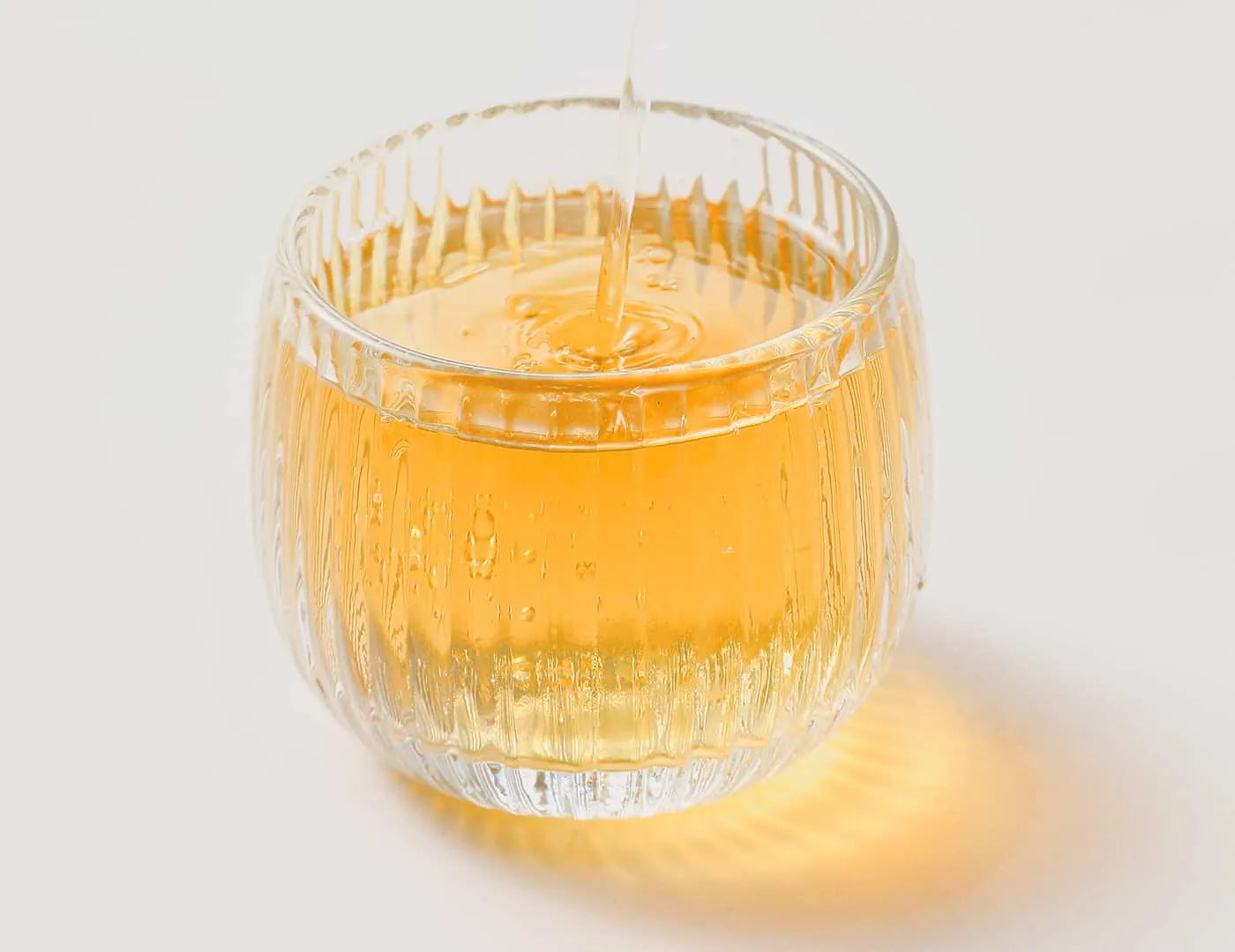 Brewing iced blueberry oolong tea for a refreshing and sugar-free summer delight.