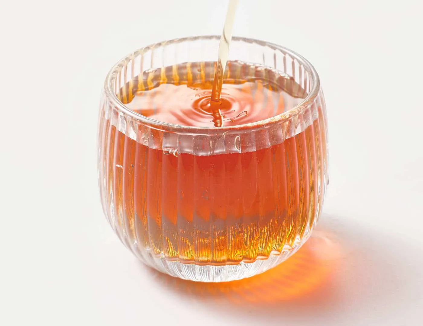 Brewing iced coffee oolong tea for a refreshing and sugar-free summer delight.