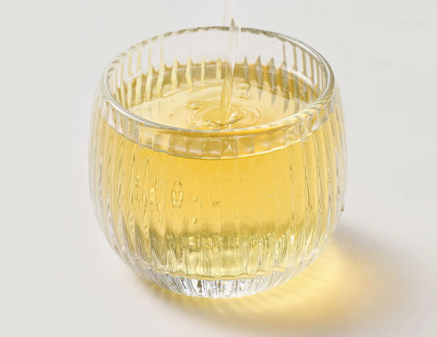 Brewing iced kiwi pomelo oolong tea for a refreshing and sugar-free summer delight.