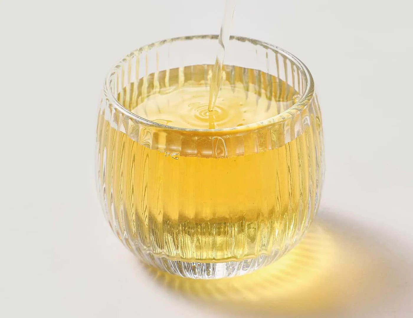 Brewing iced peach oolong tea for a refreshing and sugar-free summer delight.