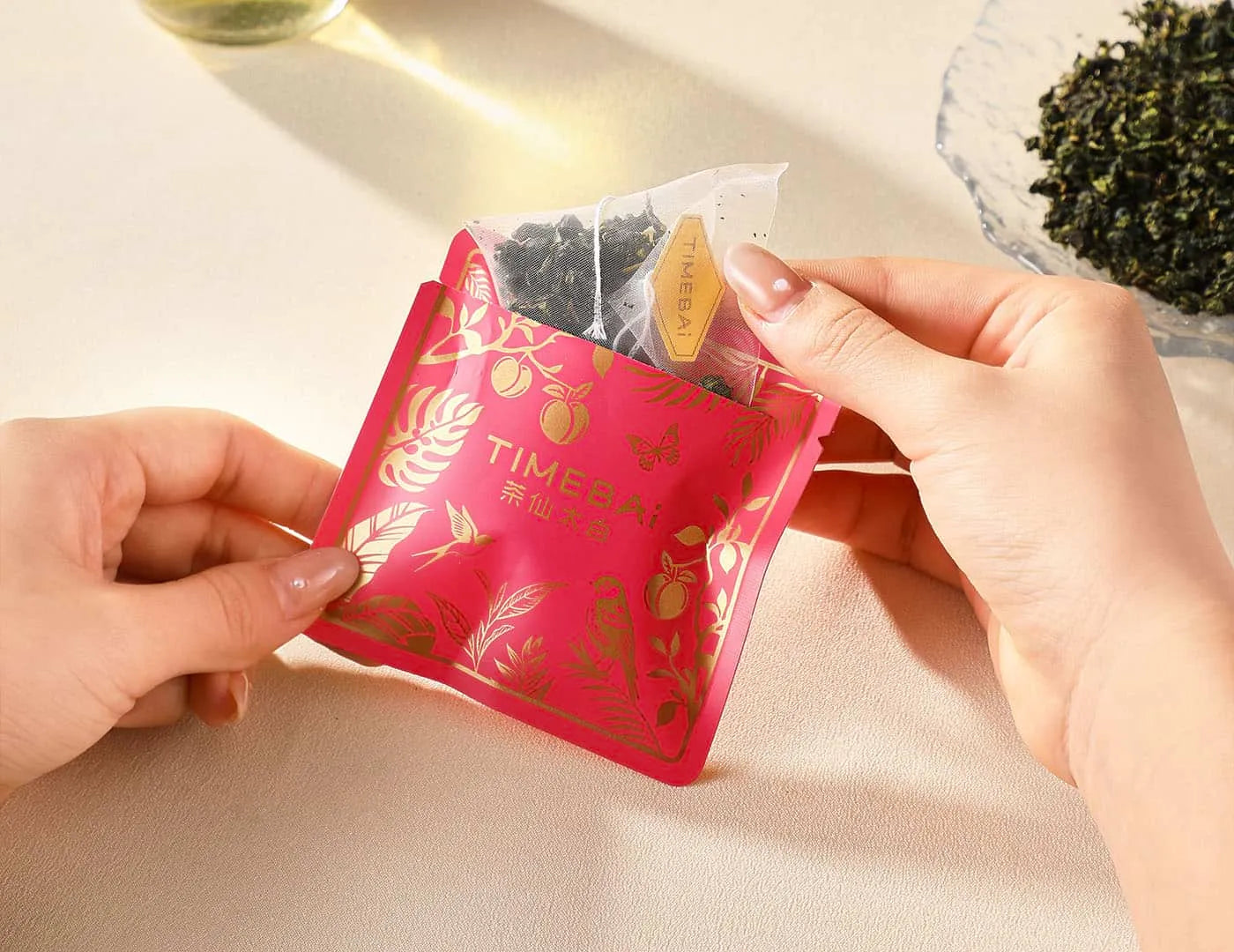 100 plastic-free biodegradable PLA pyramid tea bags with loose leaf oolong tea with white peach infused.
